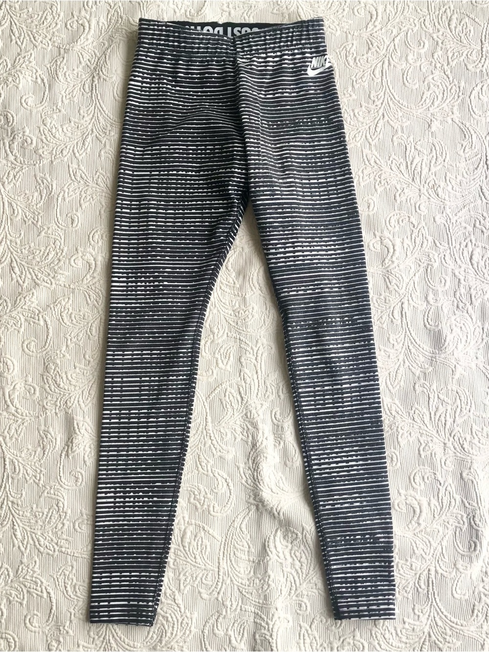 Nike Black & White Striped Low Rise Elastic Pull On Stretchy Athleisure Leggings